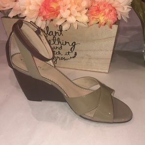 Tahari 7.5 3” Peep Toe Wedge heels